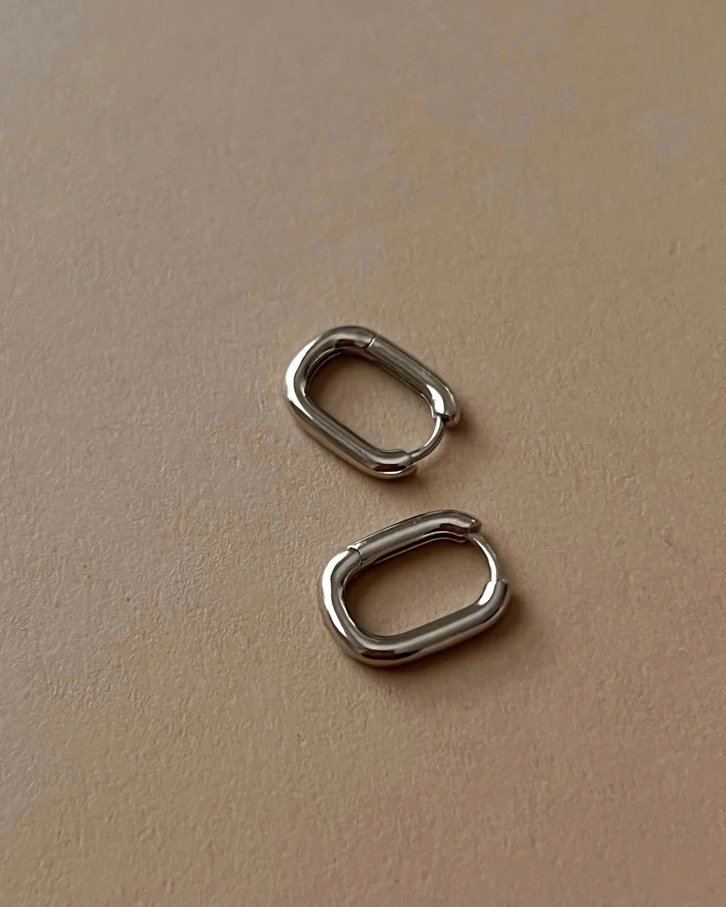 Chain Link Huggies - Silver
